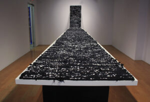 法夫尼尔·亚当ites，《模糊意义的记录》，使用t恤和棉线，2018年，25英尺x 2.5英尺