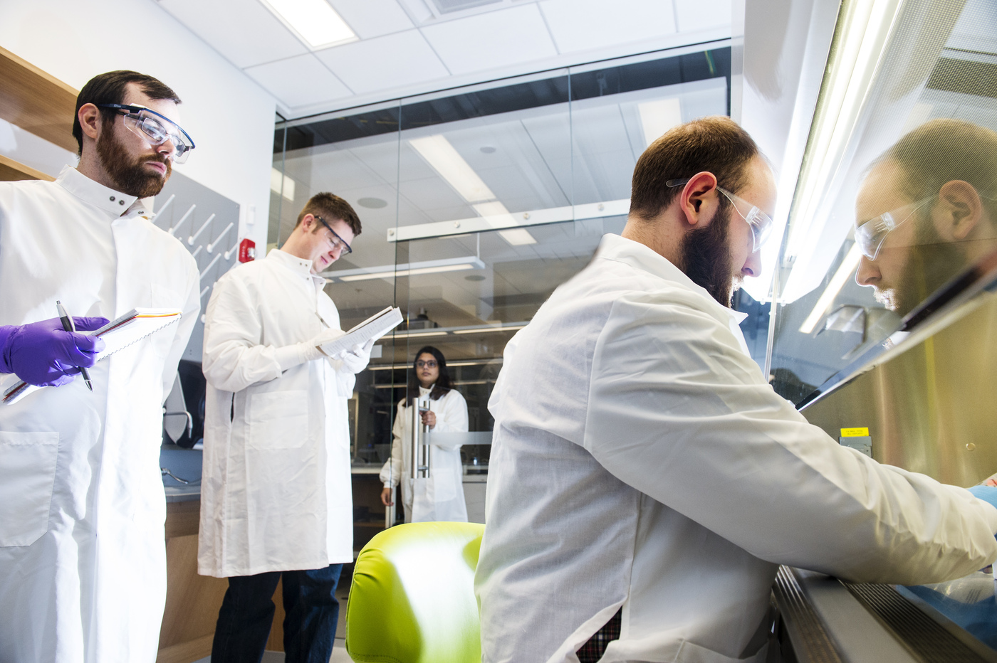 三个男学生在实验室里工作。