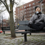 2020年3月25日星期三，在纽约的一个操场上，Lobsang Tseten独自冥想和练习呼吸练习，以保持“社交距离”。美联社图片/John Minchillo