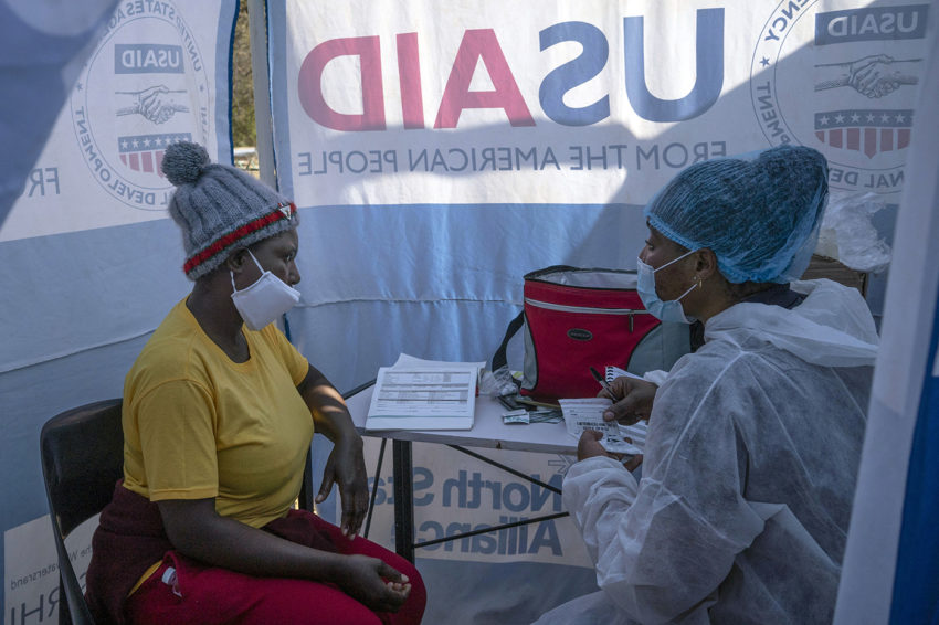 Nomautanda Siduna和艾滋病毒阳性患者见坐在移动诊所在南非。