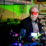 保罗·钱皮恩教授在实验室戴着红色护目镜的照片