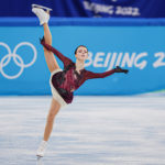 花样滑冰运动员安娜·施切巴科娃在2022年北京奥运会上身着闪闪发光的连衣裙表演