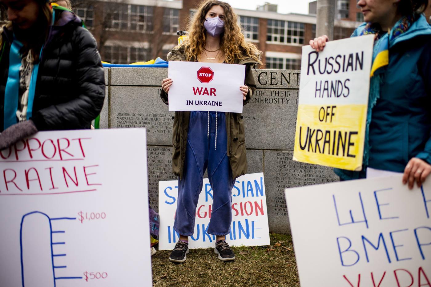 学生们举着各种牌子抗议俄罗斯入侵乌克兰一百周年
