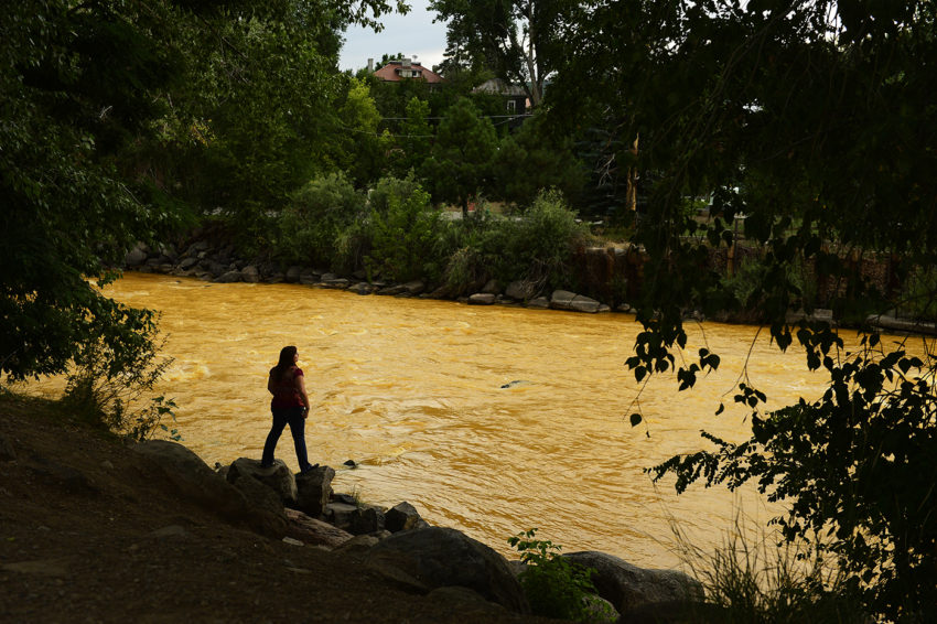 凯伦·格林，杜兰戈的居民，站在河边2015年8月6日沿阿尼玛斯河。
