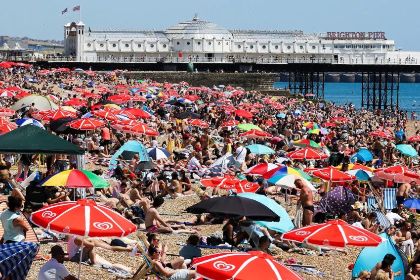 雨伞盖一个拥挤的海滩