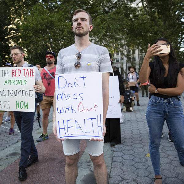 活动人士举着标语聚集在纽约市福利广场