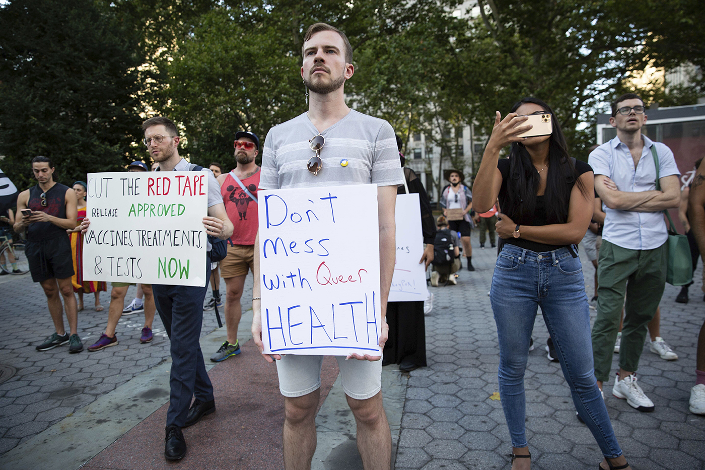 活动人士举着标语聚集在纽约市福利广场
