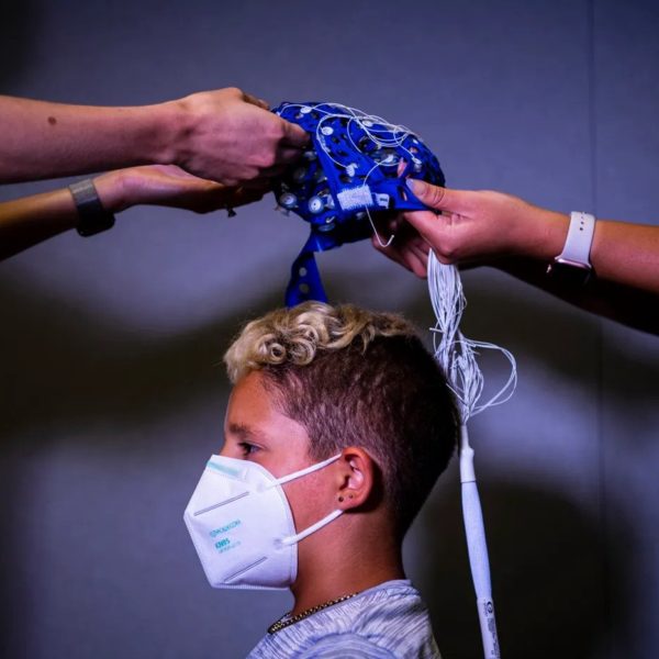 9岁的普赖斯在接受认知与大脑健康中心的测试之前，戴上了一顶感觉帽