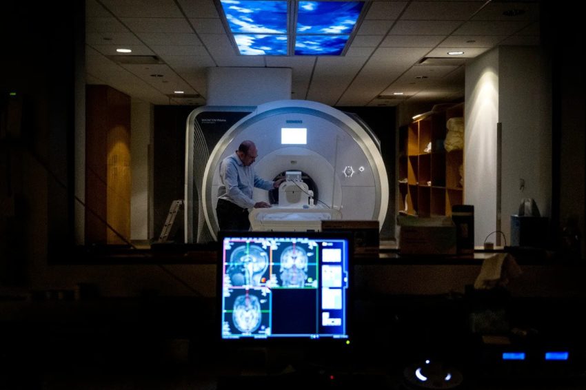 乔纳森Peelle MRI机器旁边工作