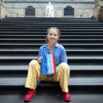 气候活动家格蕾塔·桑伯格坐在台阶上拍照