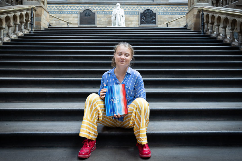 气候活动家格蕾塔·桑伯格坐在台阶上拍照