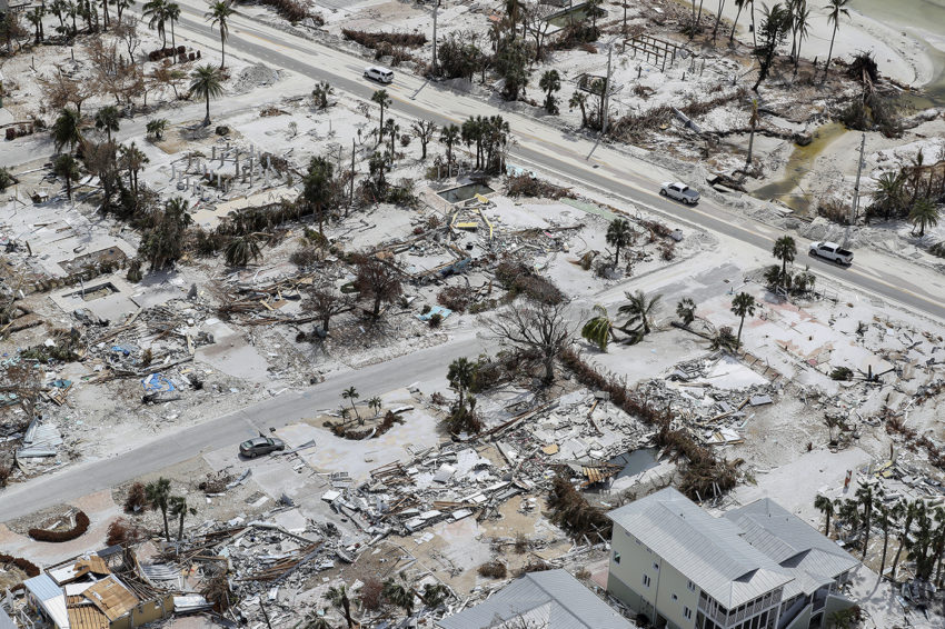 由于飓风伊恩受损佛罗里达家庭