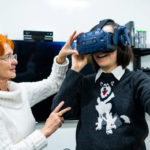 达格玛Sternad,一个女人,拿着另一个人有一双VR的耳机。
