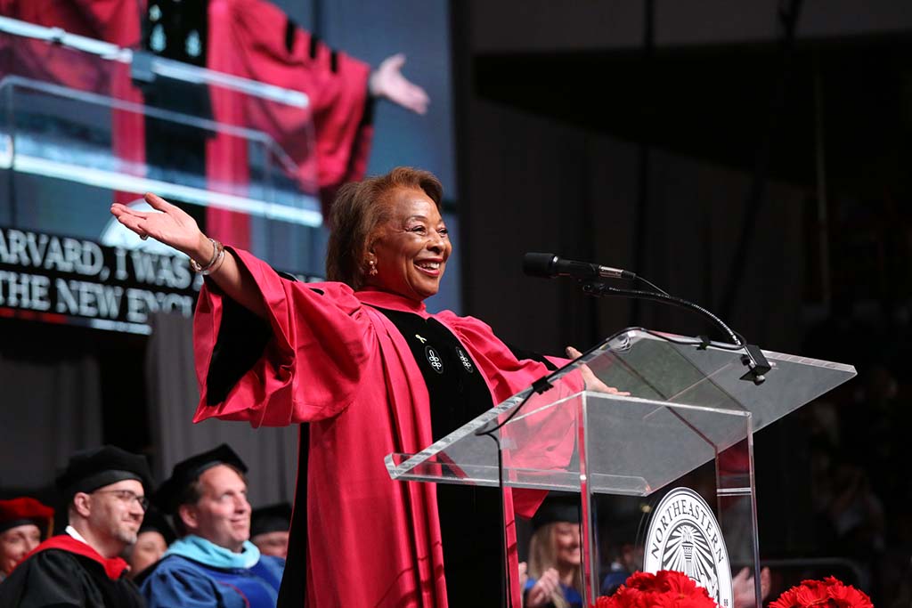 在2022年5月CPS毕业典礼上，毕业演讲人Priscilla H. Douglas在讲台上微笑。摄影:Heratch Ekmekijan