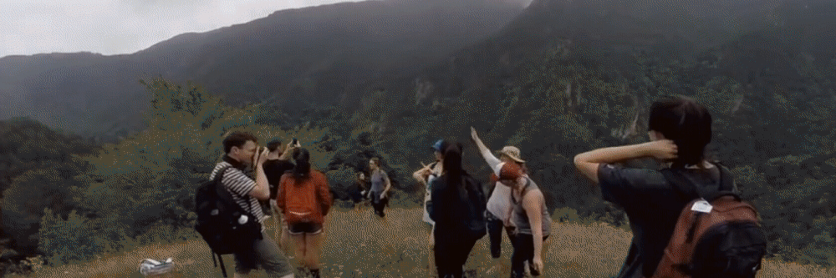 学生团体徒步穿越山谷。