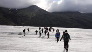 学生团体徒步穿越冰天雪地。