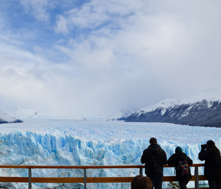 学生们参观阿根廷冰川。