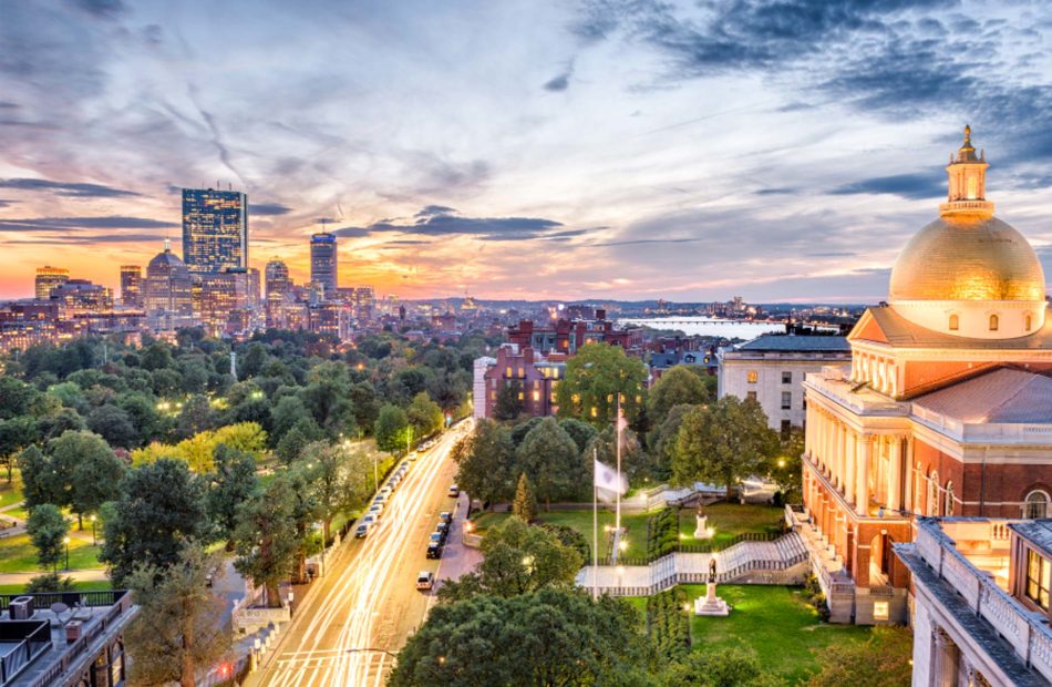 日落时分的波士顿议会大厦和天际线。