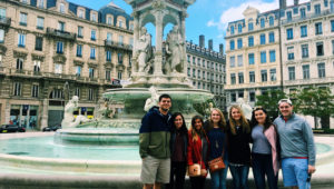 一群人站在巴黎的喷泉旁。