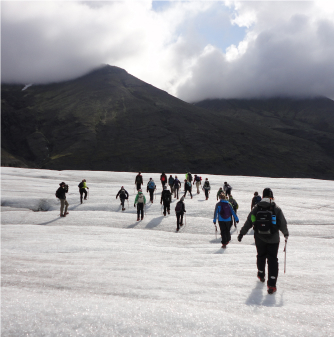 集体徒步穿越冰天雪地。