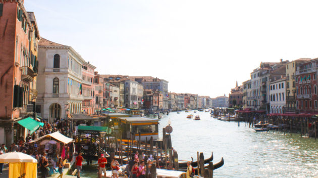威尼斯大运河沿岸的商店。