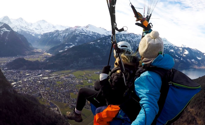 学生和教练在瑞士跳伞。