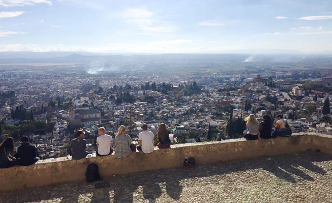 学生们坐在墙上俯瞰圣米格尔奥图。
