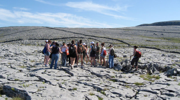 一群学生徒步穿越岩石景观。