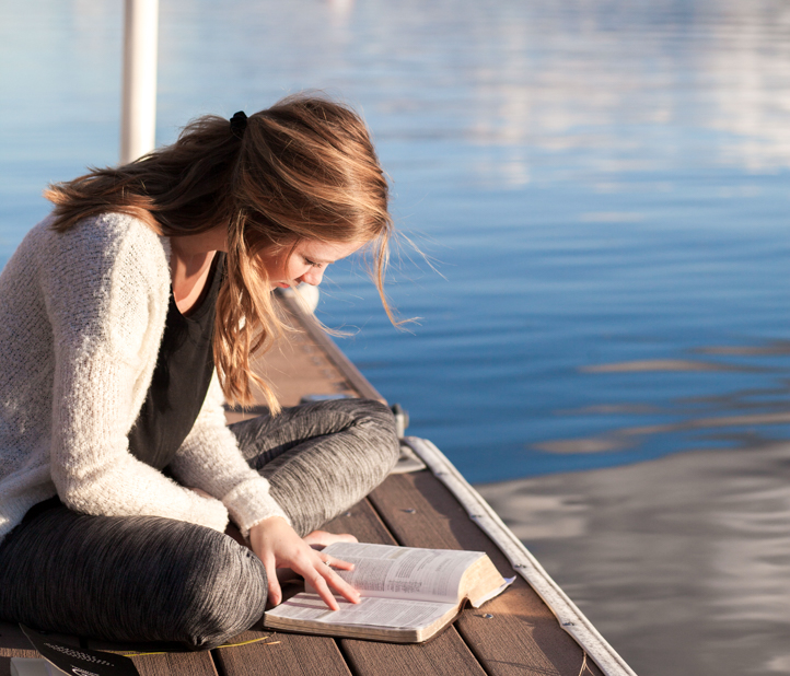 女人在码头上看书。