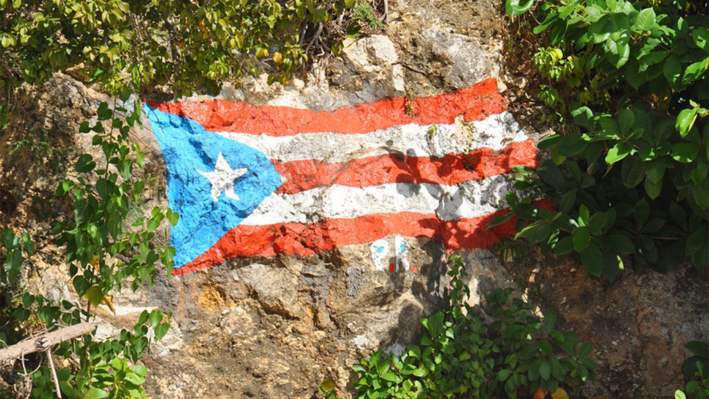 波多黎各国旗画在岩石