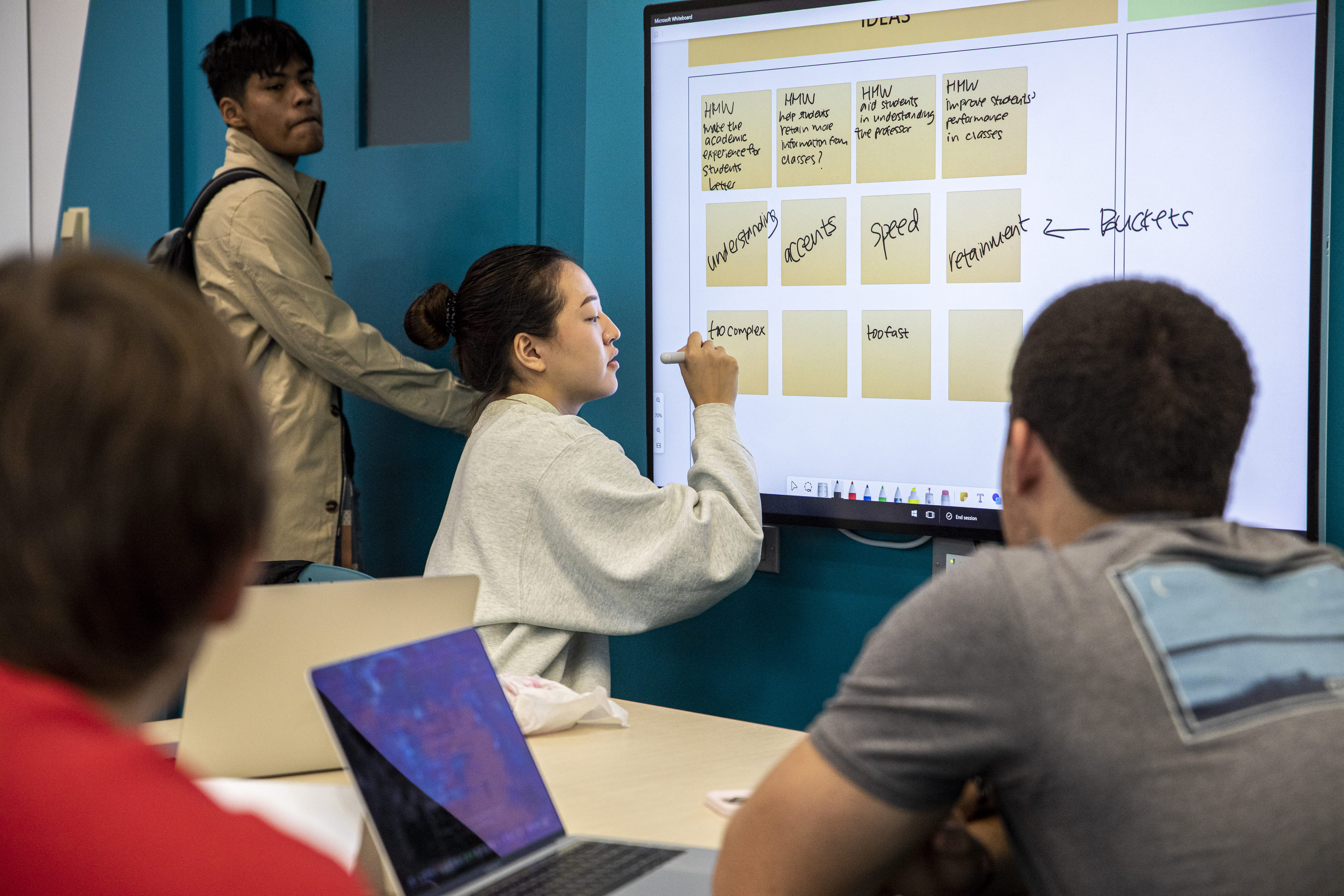 学生在互动白板上写课堂协作活动。