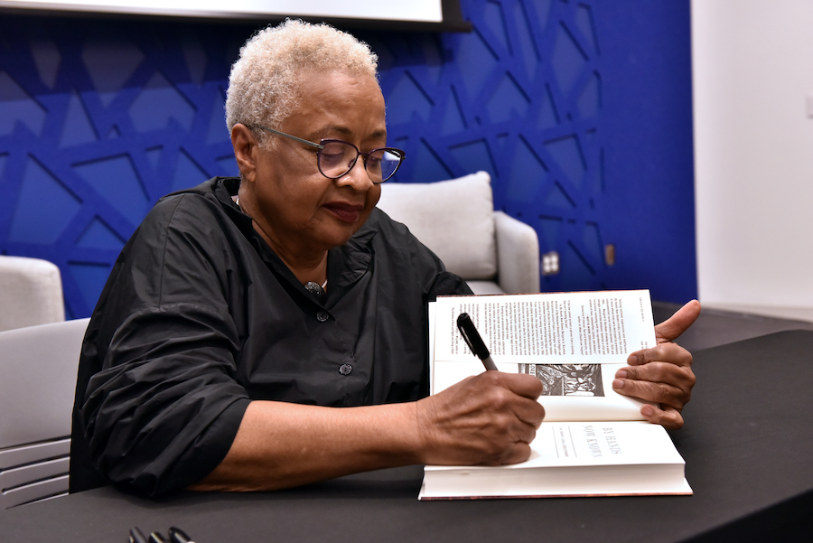 教授玛格丽特·伯纳姆迹象复制她的新书《<我>的手现在已知:种族隔离的法律刽子手。< / i >