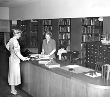 道奇图书馆的借书台，1950年。