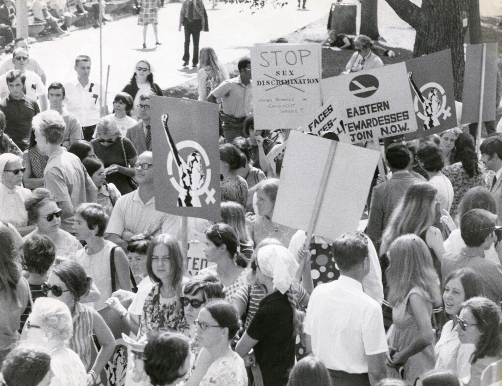 一大群抗议者举行的标语的女性的权力和敦促性别歧视的罢工。