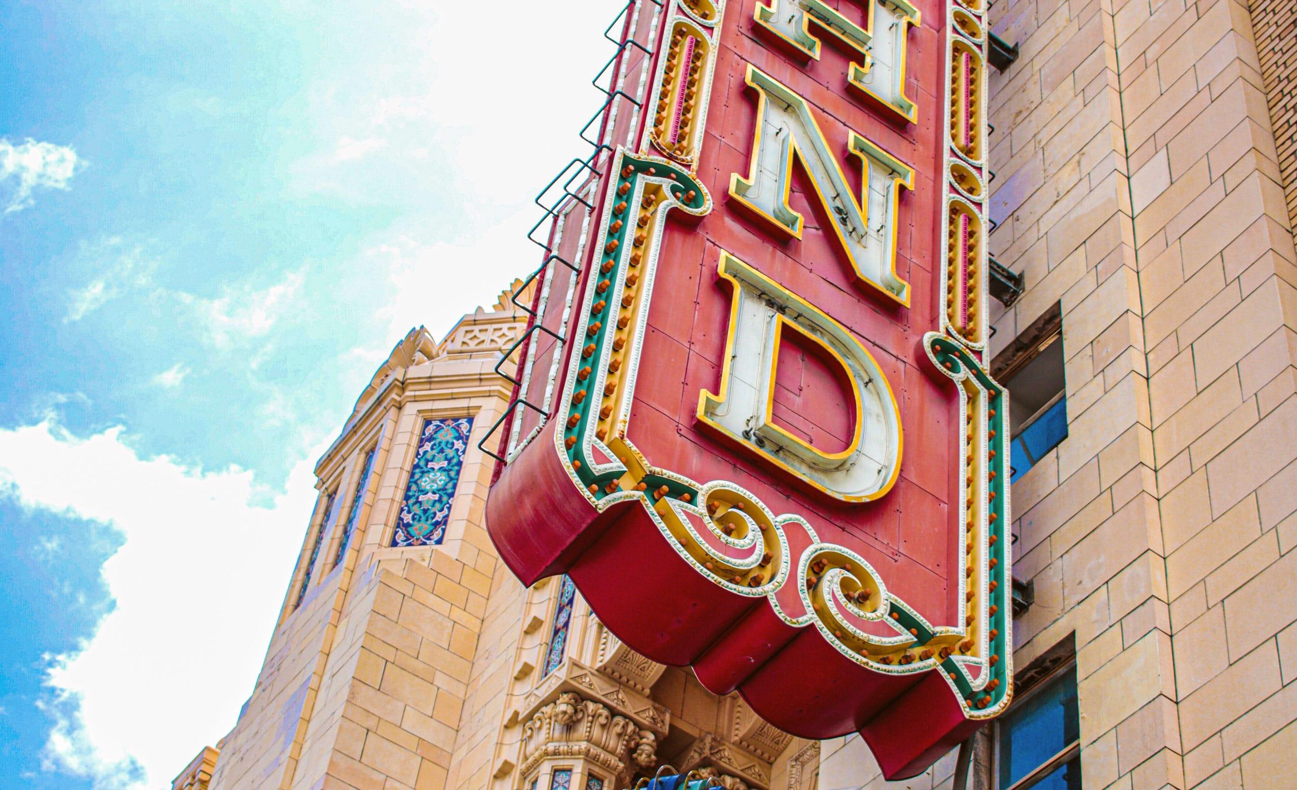蓝色的天空与福克斯剧院大楼的角落和标志的灯在奥克兰，加利福尼亚。