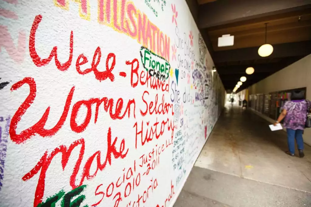 东北大学奥克兰校区亚当斯广场的高级油漆墙raybet雷竞技雷竞技app最新版