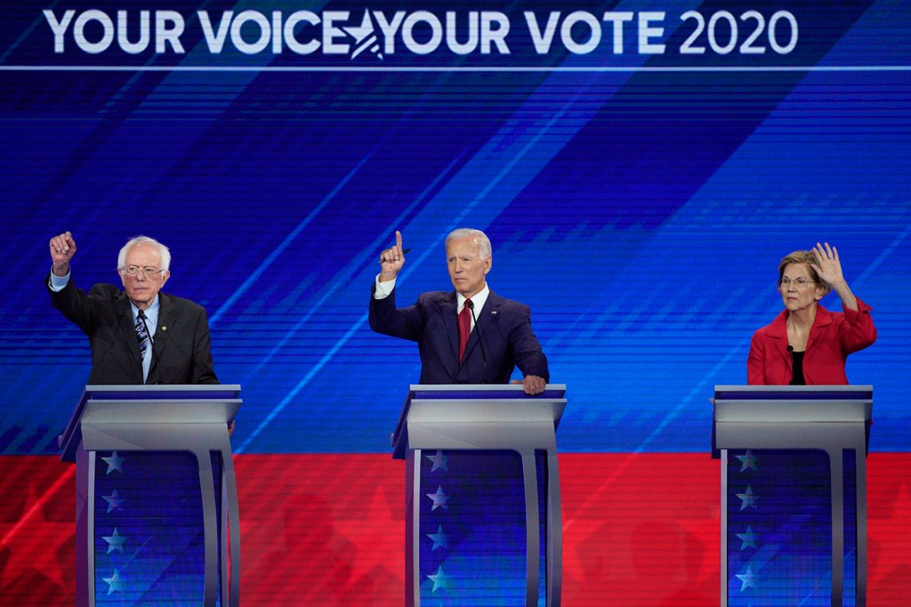 民主党总统候选人伯尼·桑德斯、Joe Biden和Elizabeth Warren举手回答问题2019年12月12日 由ABC在休士顿德州南大学AP照片/Davi菲利普)