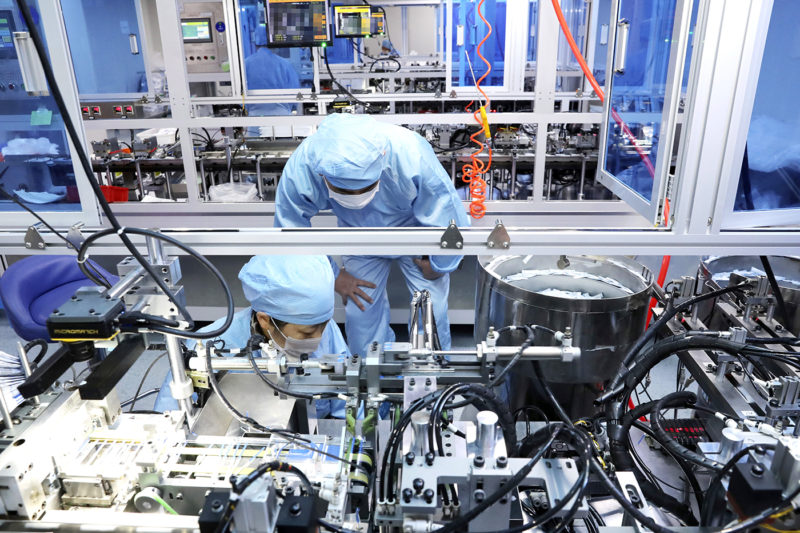 2020年3月9日，工人在江苏省南通市一家生物制药公司的新冠病毒检测试剂盒生产线上工作。(美联社图片报道中国)