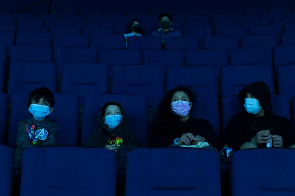 访问者在太平洋水族馆剧院观看展示时戴面罩,2021年3月16日