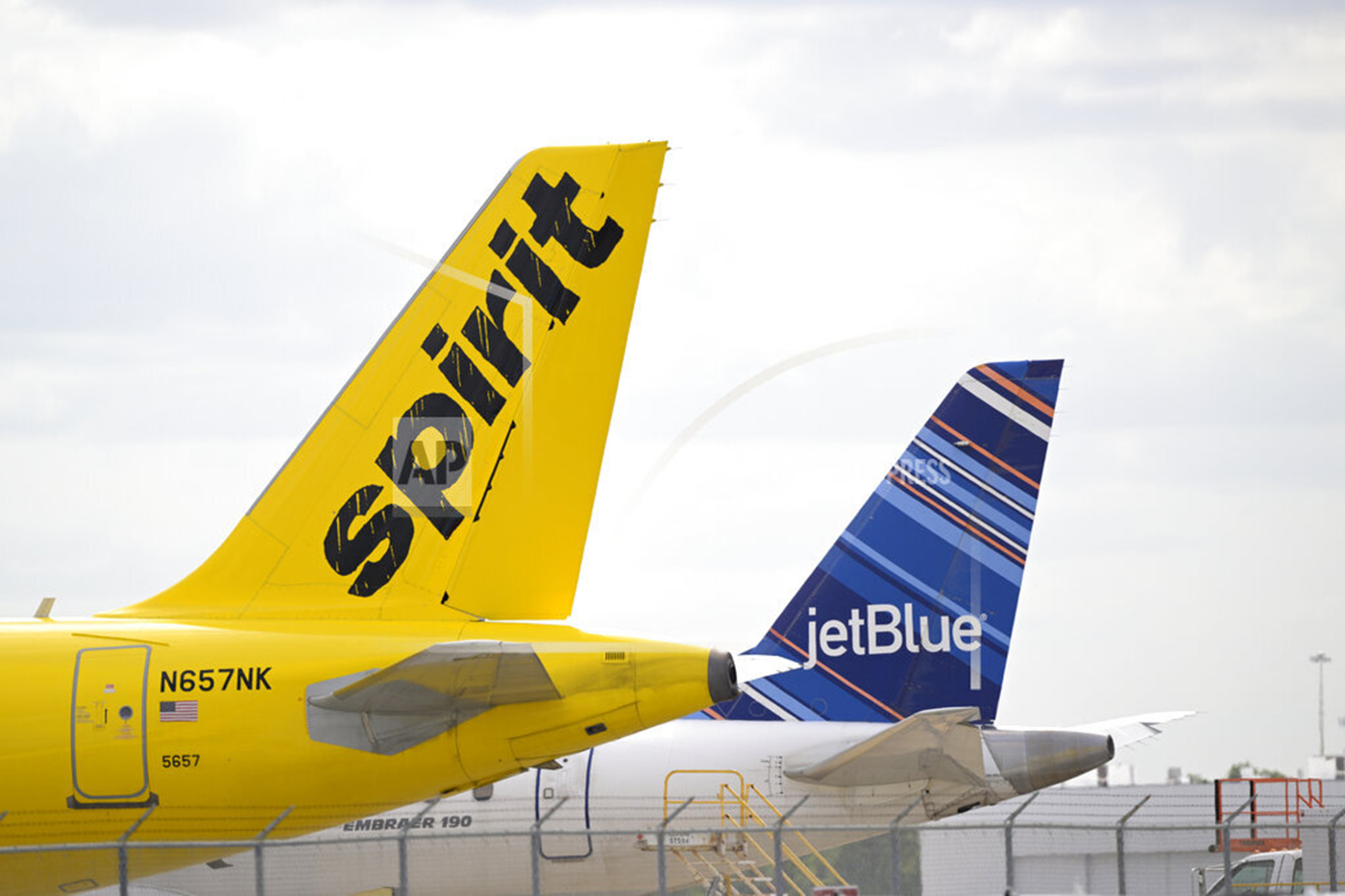 灵翼航空公司和喷气航空公司相邻飞机尾翼