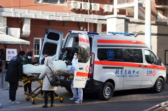 病人由救护车送往中国北京热医院