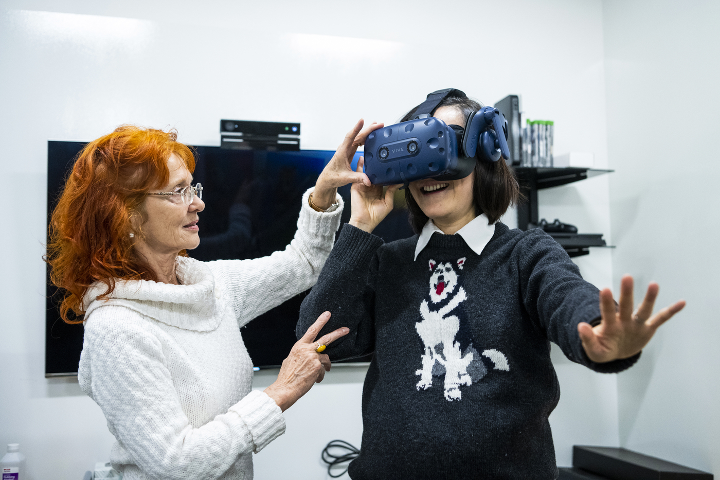 两位教授用VR头盔玩交互电博