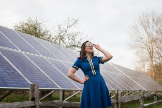 Sophie Shrand站在太阳能板前