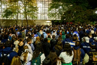 学生聚集在东北波士顿校园以色列守夜