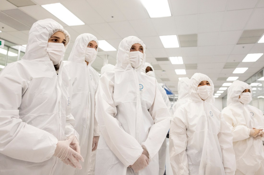 学生穿白实验大衣并戴头罩和白面罩Onto创新