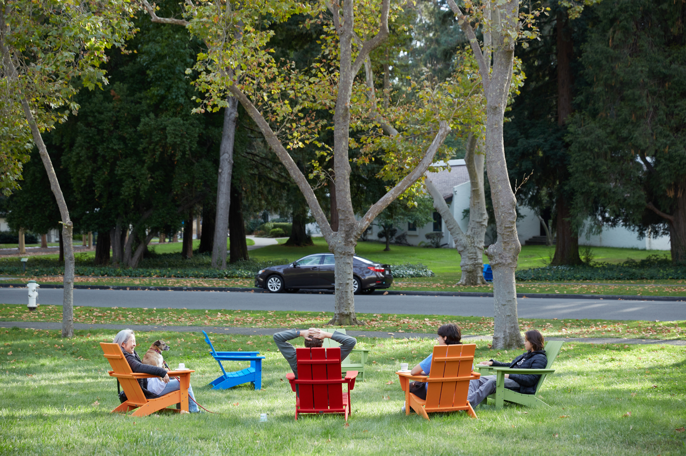 学生和家属坐彩虹Adirondack椅子