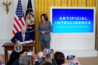Kamala Harris站在拜登总统面前,因为他签署白宫AI新执行令