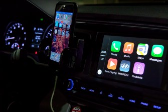 iPhone连接到一车 CarPlay显示仪表板屏幕