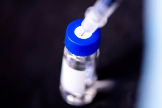 Syringe从小瓶取疫苗