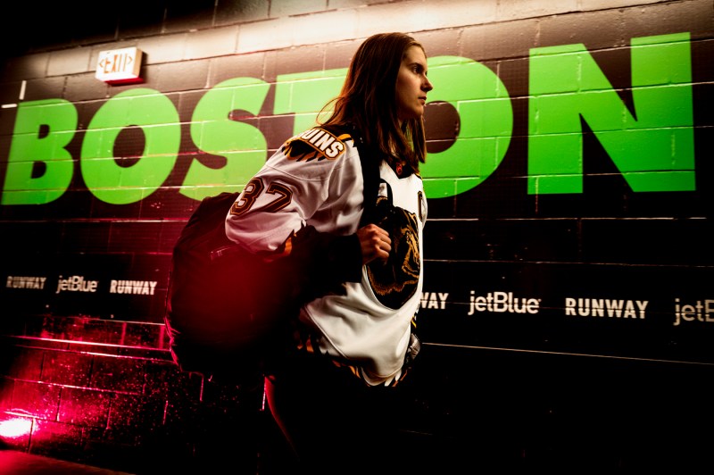 东北女子曲棍球队成员走前墙上写着'波士顿'绿色字母